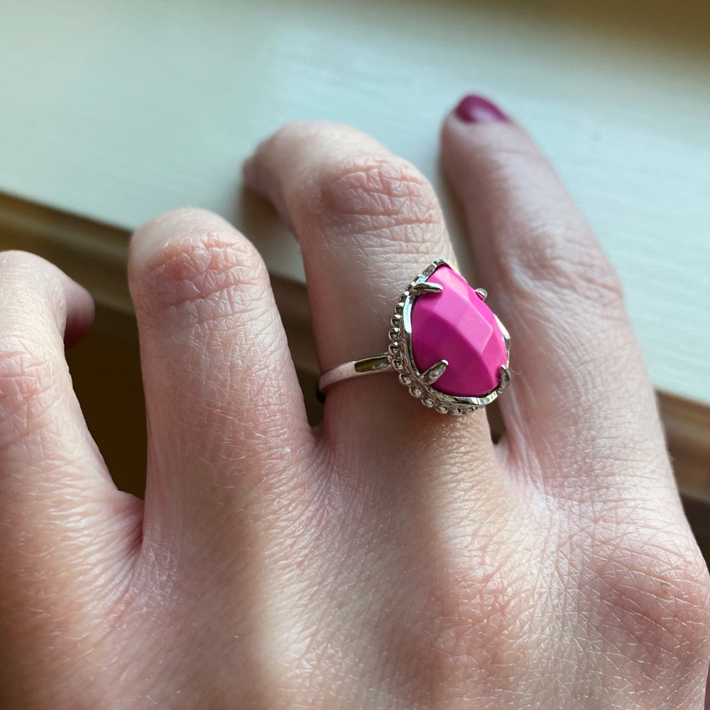 KENDRA SCOTT SILVER RING WITH PINK STONE